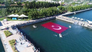 600 metrekarelik rekor büyüklükteki Türk bayrağı, İzmit Körfezini taçlandırdı