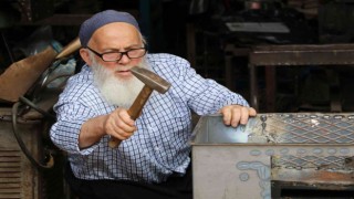 75 yaşındaki soba ustası unutulmaya yüz tutmuş mesleğini yaşatmaya çalışıyor
