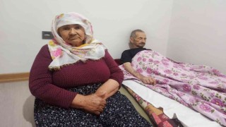 77 yaşındaki Elife teyze, yerinden kalkamayan eşini bir an olsun yalnız bırakmıyor