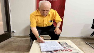 78lik dede gazetelerden okuduğu haberleri şiire döküyor