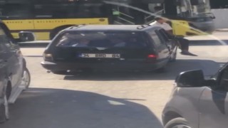 9 kişi otomobilde, bir kişi kaputun üzerinde yolculuk yaptılar