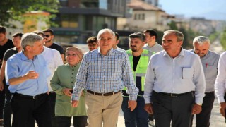 Acıpayamlılarla kucaklaşan Başkan Zolan, gençlerle futbol oynadı
