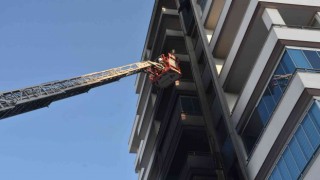 Adanada apartmanın 3. katında korkutan yangın