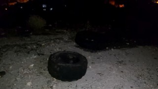 Ağaçlık alandaki araba lastikleri ormanı yaktı