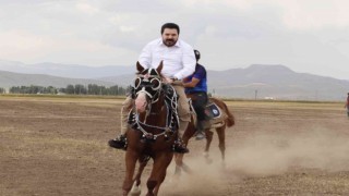 Ağrıda Mahalli At Yarışları ve At Şenliği renkli görüntülere sahne oldu