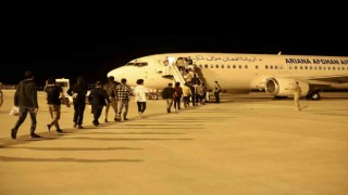 Ağrıda sınır dışı edilen 273 Afgan göçmen uçakla ülkelerine gönderildi