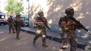 Ailesinden 9 kişiyi rehin aldı