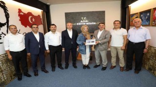 AK Parti Ağrı Milletvekili Çelebi, YKS sınavında başarılı olan Ağrılı öğrencilere tablet hediye etti