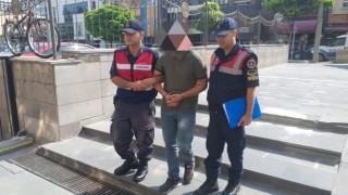 Akaryakıt istasyonundan hırsızlık yapan kasklı şüpheli tutuklandı