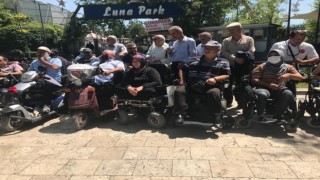 Aktif Engelliler Platformundan, lunaparka alınmadığı iddia edilen engelli aile ile basın açıklaması