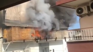 Alev alan jenaratörün dumanı binayı sardı, vatandaşlar panikle binadan böyle kaçtı