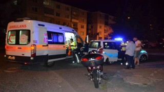 Alkollü sürücü kırmızı ışıkta bekleyen motosikletliye çarptı