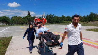 Ambulans helikopter, tarlada hastalanan köylünün yardımına yetişti