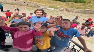 Amerikada yaşayan 17 yaşındaki Utkudan Vanlı çocuklara kırtasiye ve bilgisayar yardımı