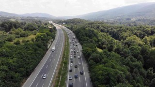 Anadolu Otoyolunda tatilci yoğunluğu trafiği durma noktasına getirdi