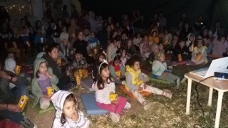 Anaokul bahçesinde açık hava film etkinliği