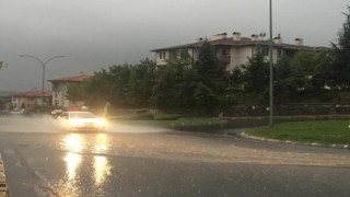 Aniden başlayan yağmur zor anlar yaşattı