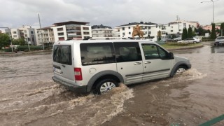 Aniden bastıran sağanak yağış günlük hayatı adeta felç etti