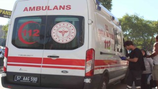 Aniden yola atlayan çocuğa otomobil çarptı