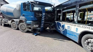 Ankarada belediye otobüsü ile beton mikserinin çarpışma anı kamerada