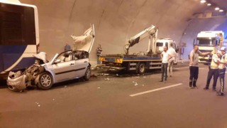 Ankarada otomobil belediye otobüsünün altına girdi: 3 yaralı