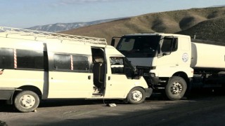 Ankarada tarım işçilerini taşıyan minibüs su tankeri ile çarpıştı: 8 yaralı