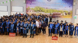 Anne kız birlikte kep attı