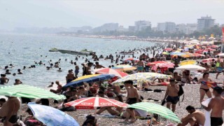Antalya sahillerinde bayram yoğunluğu