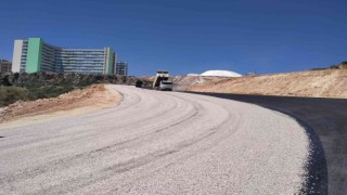 Antalya Şehir Hastanesine ulaşımı sağlayacak sathi asfalt çalışmalarını tamamlandı