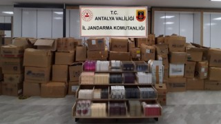 Antalyada 1 milyon 750 bin TL değerinde 8 bin 713 adet kaçak parfüm ele geçirildi