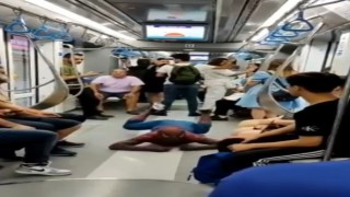 Antalyada acemi Örümcek Adamın tramvaydaki gösterisi yolcuları gülme krizine soktu