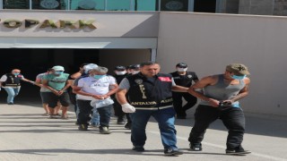 Antalyada eş zamanlı operasyon: Aranan 49 şahıs yakalandı