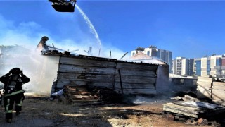 Antalyada gecekonduyu küle çeviren yangın ekipleri seferber etti
