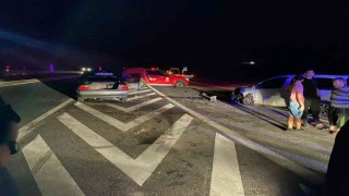 Antalyada iki araç kafa kafaya çarpıştı: 8 yaralı