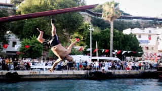 Antalyada iptal edilen yağlı direk bayrak yarışması renkli görüntülere sahne oldu