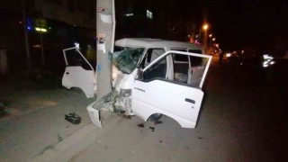 Antalyada kamyonet elektrik direğine çarptı: 3 yaralı