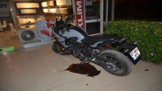 Antalyada motosiklet refüje çarptı: 2 yaralı