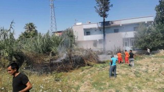 Antalyada otel lojmanı arkasındaki alanda çıkan yangın büyümeden söndürüldü