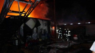 Antalyada palet imalathanesinde gece yarısı korkutan yangın