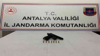 Antalyada şüpheli şahsın aracında tabanca ele geçirildi