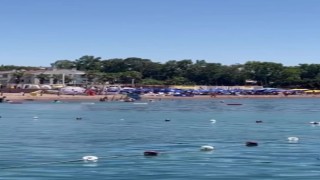 Antalyada tatilcilere uçan plaj şemsiyesi şoku