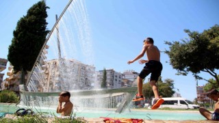 Antalyada termometreler 41i gösterdi, çocuklar süs havuzunda serinledi