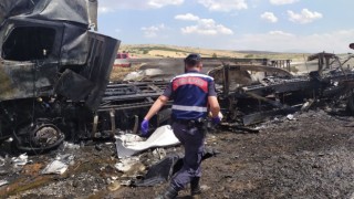 Antalyada tır ve kamyon çarpıştı: 3 ölü, 1 yaralı