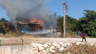 Antalyada yangında bir ev kullanılamaz hale geldi