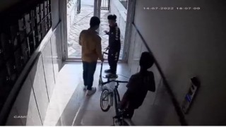 Apartmanlara girip eşya çalan çocuk hırsızlar kamerada