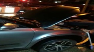 Aracın motor kısmında sıkışan kediyi itfaiye ekipleri kurtardı