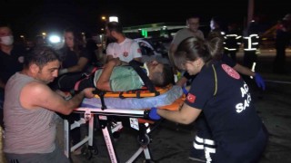 Araçta sıkışan sürücüyü çıkarmak için zamanla yarıştılar