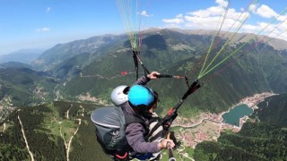 Arap turistlerin Uzungölde yamaç paraşütü keyfi