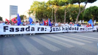 Arnavutlukta hükümet karşıtı protesto