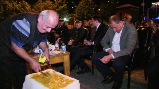 Artvinde 15 Temmuz programında kardan doğal tatlı ikram edildi